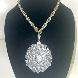 Huge vintage silvertone unsigned necklace with chain EVC